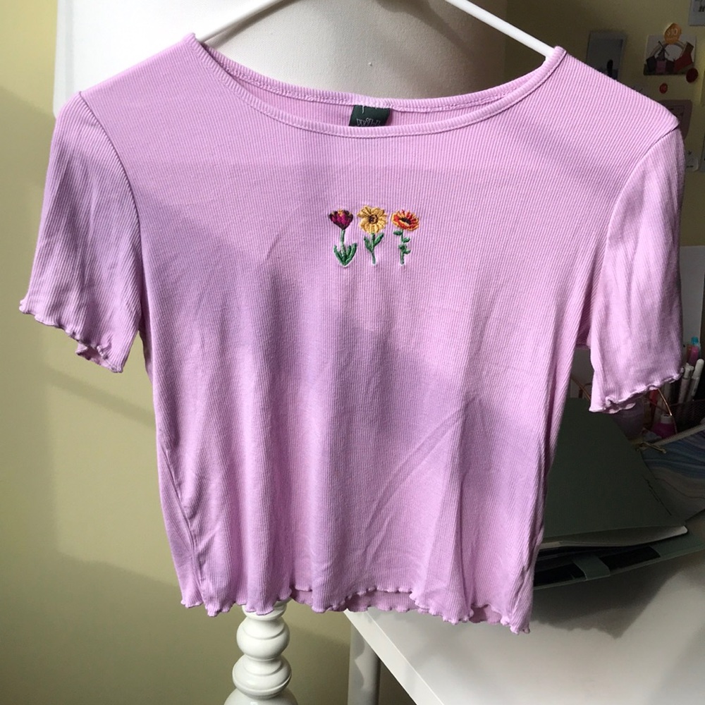 WILD FABLE Light Purple Top with Flower Embodiment
